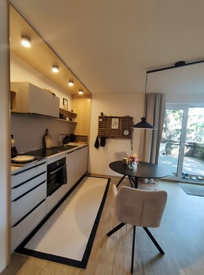Fridge, microwave, oven, stovetop - Apartment Das Walnussperlchen with Private Terrace, Garden & Wi-Fi (Knöringen)