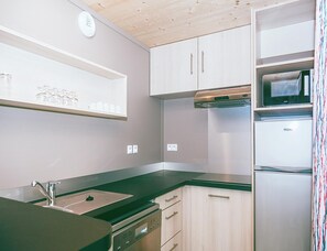 Private kitchen - 6 Guest Cottage With Pool & Terrace (Malansac)