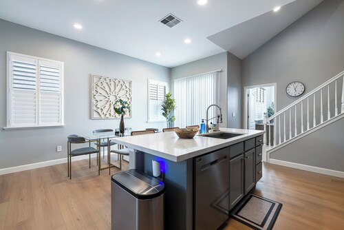 Gated Clovis retreat - 4 bedroom- Workspace, close to eats and shops