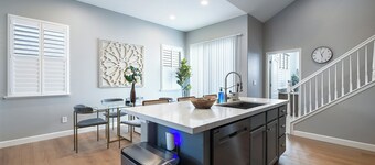 Gated Clovis retreat - 4 bedroom- Workspace, close to eats and shops