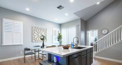 Gated Clovis retreat - 4 bedroom- Workspace, close to eats and shops