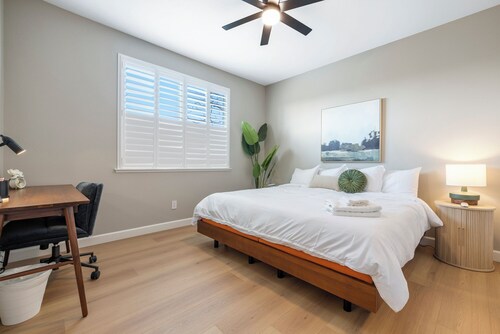 Gated Clovis retreat - 4 bedroom- Workspace, close to eats and shops