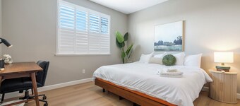 Gated Clovis retreat - 4 bedroom- Workspace, close to eats and shops