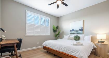 Gated Clovis retreat - 4 bedroom- Workspace, close to eats and shops