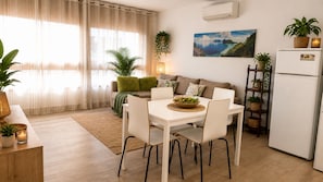 Dining - Tropicana Apartment – 30m from the Beach with Park (Tossa De Mar)