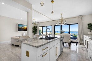 Fridge, microwave, oven, stovetop - 🌴☀️Luxury Waterfront Townhome | Boat Slip Available | Buena Vida 22 - A (Navarre)