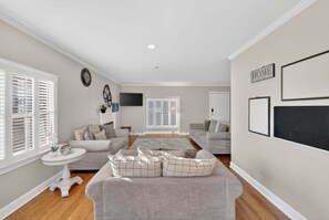 Living area - Modern 4br Retreat Near Everything 4 Bedroom Condo (Greensboro)