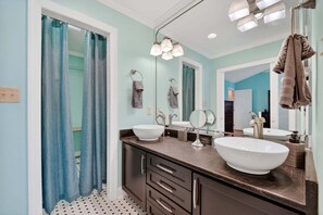 Apartment, 4 Schlafzimmer | Badezimmer | Handtücher, Shampoo