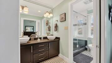 Condo, 4 Bedrooms | Bathroom | Towels, shampoo