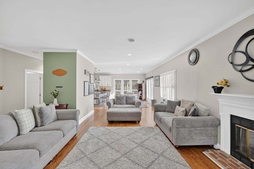 Modern 4br Retreat Near Everything 4 Bedroom Condo