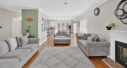 Modern 4br Retreat Near Everything 4 Bedroom Condo