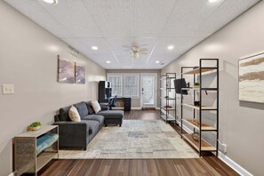 Living area - Modern 4br Retreat Near Everything 4 Bedroom Condo (Greensboro)