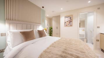 Premium Studio, Non Smoking, Pets Allowed | Desk, laptop workspace, iron/ironing board, free WiFi