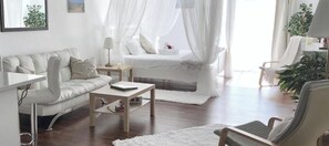 Deluxe Studio Suite, Garden View | Egyptian cotton sheets, premium bedding, down comforters - Romantic Studio Cottage (Port Franks)