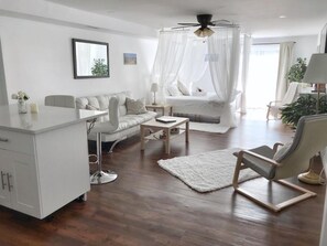 Deluxe Studio Suite, Garden View - Romantic Studio Cottage (Port Franks)