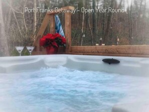 Outdoor spa tub - Romantic Studio Cottage (Port Franks)