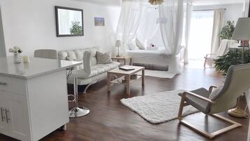 Deluxe Studio Suite, Garden View | Interior