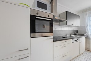 Frigorífico, microondas, horno y placa de cocina