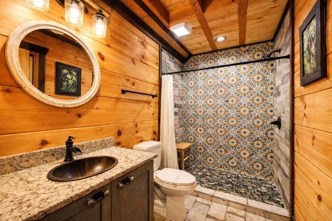 Ein Badezimmer aus Holz mit Waschbecken, Toilette und Dusche.