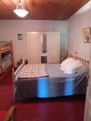 Iron/ironing board, bed sheets - In the shade of the accacia tree (Nizas)
