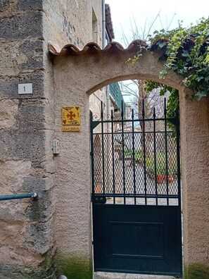 Exterior detail - Beautiful apartment with terrace in typical house (Nizas)