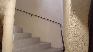 Eine Treppe mit Geländer, die zu einer oberen Etage führt.