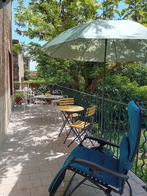 Outdoor dining - In the shade of the accacia tree (Nizas)