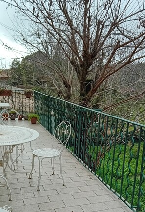 Outdoor dining - Beautiful apartment with terrace in typical house (Nizas)