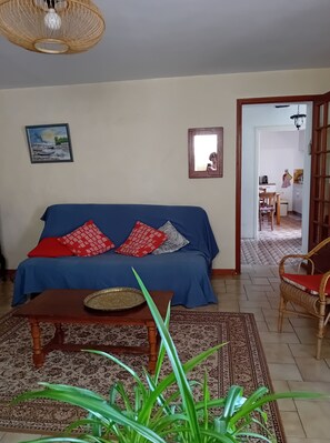 Living area - In the shade of the accacia tree (Nizas)