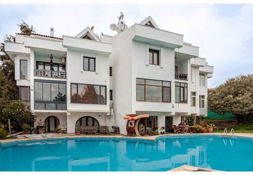 Modern Sea View Escape I Poolside Luxury Villa