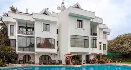 Modern Sea View Escape I Poolside Luxury Villa