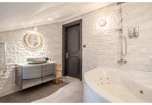 Toallas, jabón, papel de baño 