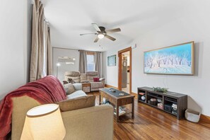 Casa, 2 habitaciones | Área de sala de estar | Smart TV y servicios de streaming 