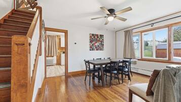 House, 2 Bedrooms | Tempat makan
