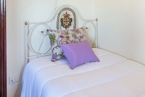 5 bedrooms, iron/ironing board, WiFi, bed sheets - Windmill House • 360° Atlantic Views - Sleeps 8 (Laundos)