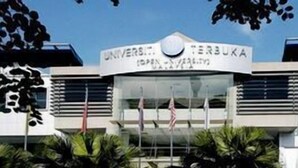 En bygning med et skilt, der siger 'UNIVERSITY TERBUKA'.