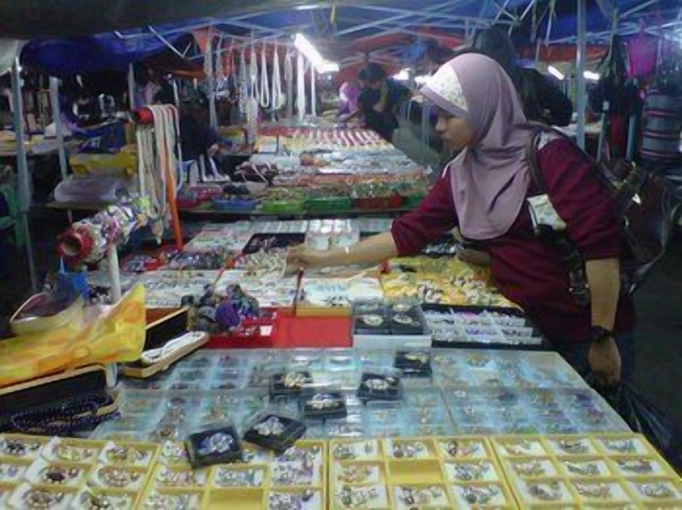 Ein Marktstand mit verschiedenen Waren, darunter Schmuck und Accessoires.