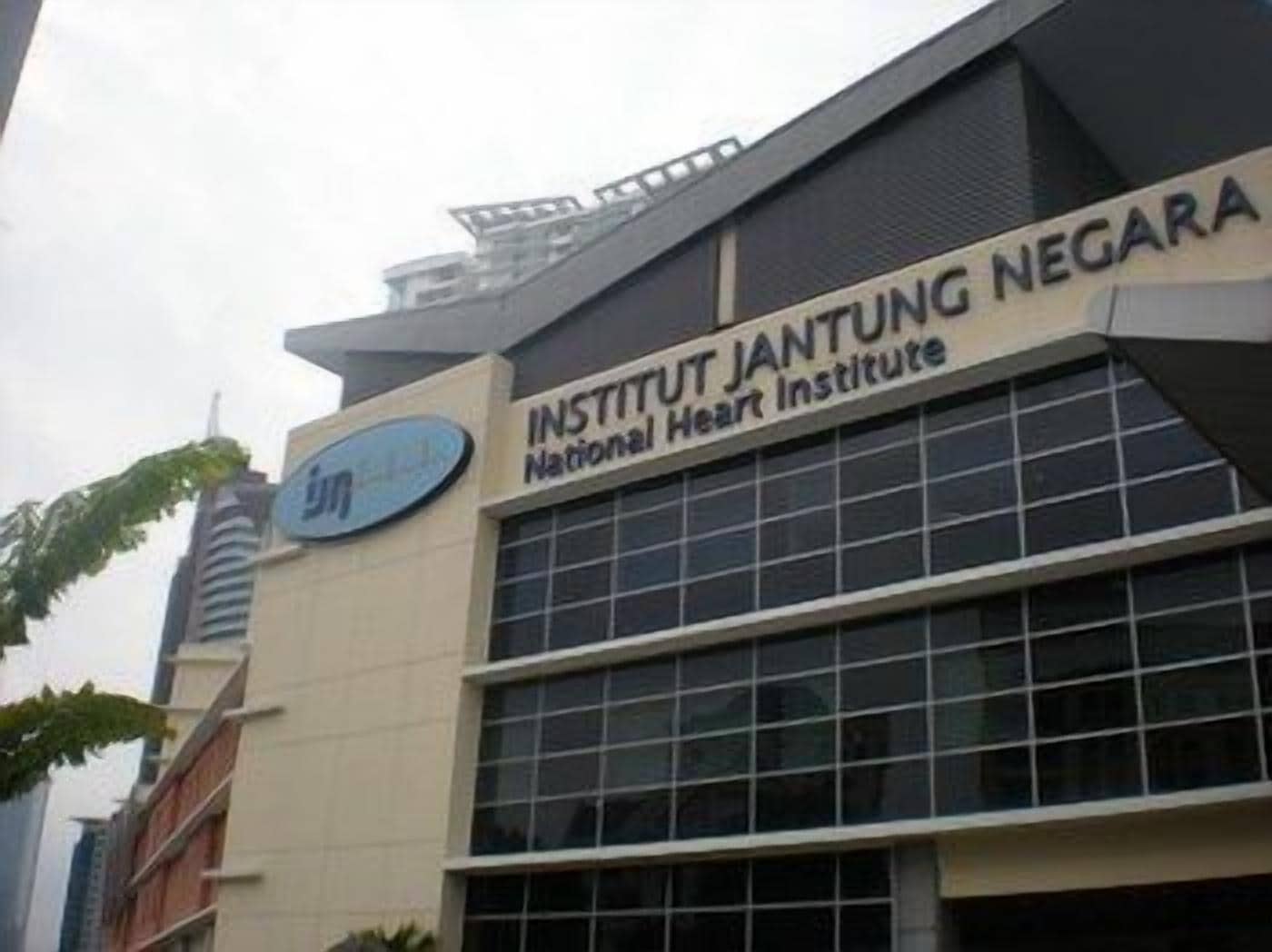 Ein Gebäude mit Hinweisschildern für das Nationale Herzzentrum.
