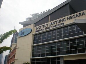A building with signage for the National Heart Institute. - Kingston Hotel 11 @ Pwtc, KL (Kuala Lumpur)