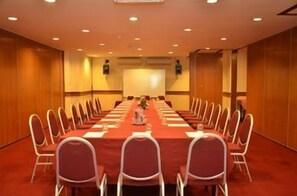 A conference room with a long table, chairs, and a projector screen. - Kingston Hotel 11 @ Pwtc, KL (Kuala Lumpur)