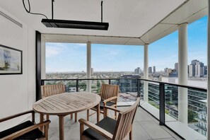 Outdoor dining - Stylish 2BDR Penthouse with City Views (South Melbourne)