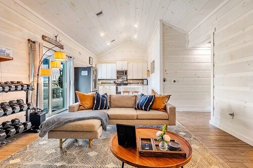 Taylor Creek Isles Cottage with Lake Access + Deck
