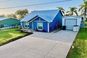 Exterior - Taylor Creek Isles Cottage with Lake Access + Deck (Okeechobee)
