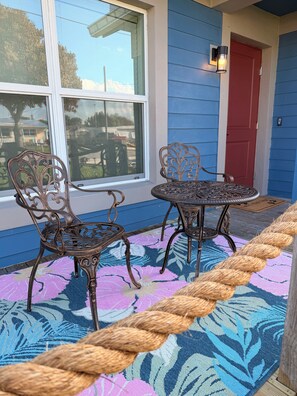 Outdoor dining - Taylor Creek Isles Cottage with Lake Access + Deck (Okeechobee)