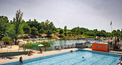 Getaway Near Monclar Lake With Pool