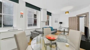 Un apartamento moderno con comedor, cocina y sala de estar.