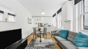 Un apartamento moderno con sala de estar, comedor y cocina.