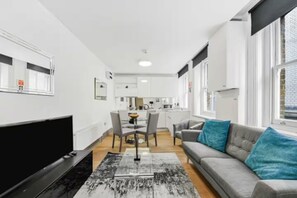 Living area - Nice 2BR in Central London near to Oxford St (London)