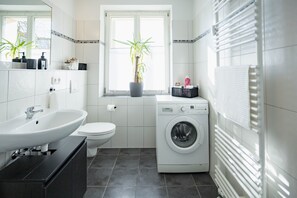 Dusche, Haartrockner, Handtücher