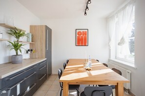 Dining - Central Station Apartment – Modern Accommodation in the Heart of Dessau (Dessau-Roßlau)